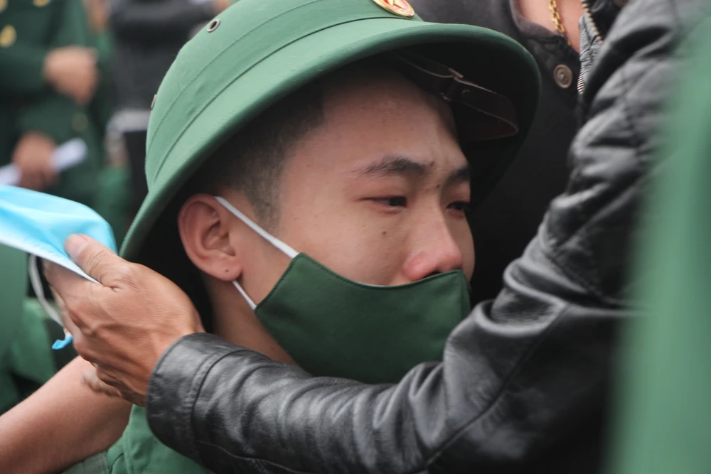 Phút chia tay bịn rịn của tân binh và gia đình. Ảnh: NGÔ QUANG