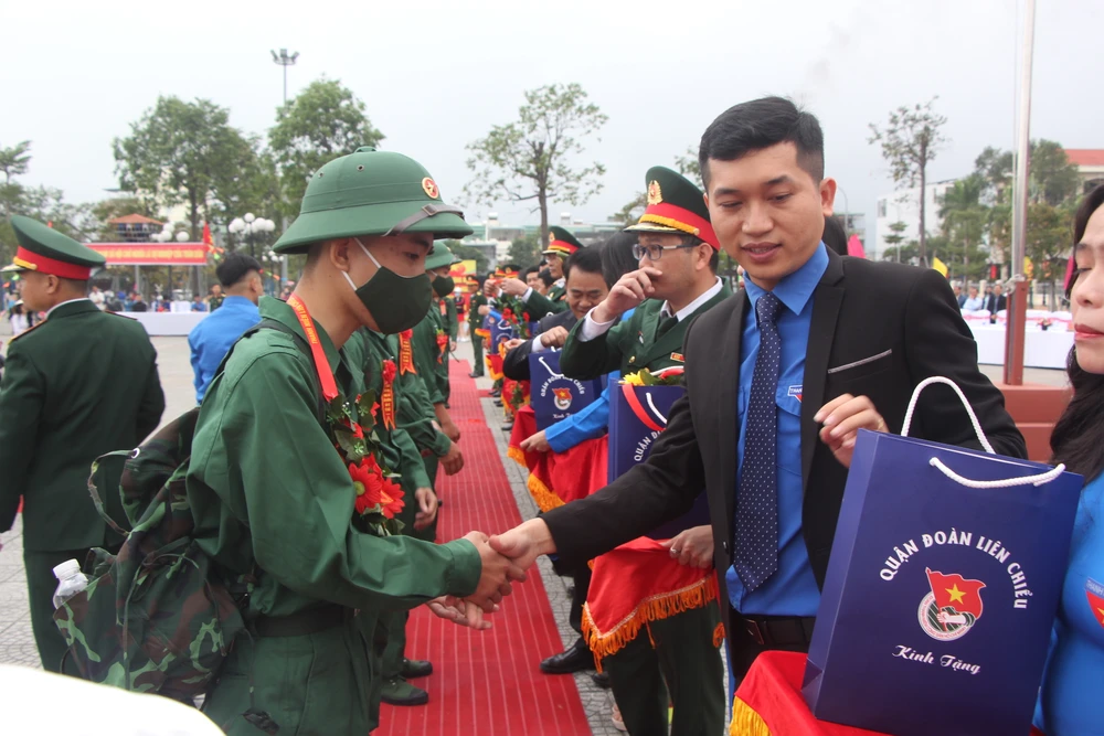 Tặng hoa và động viên các chiến sỹ trước khi lên đường. Ảnh: NGÔ QUANG