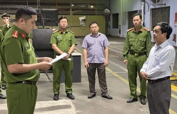 Công an đọc lệnh khám xét trung tâm đăng kiểm.Ảnh: CA