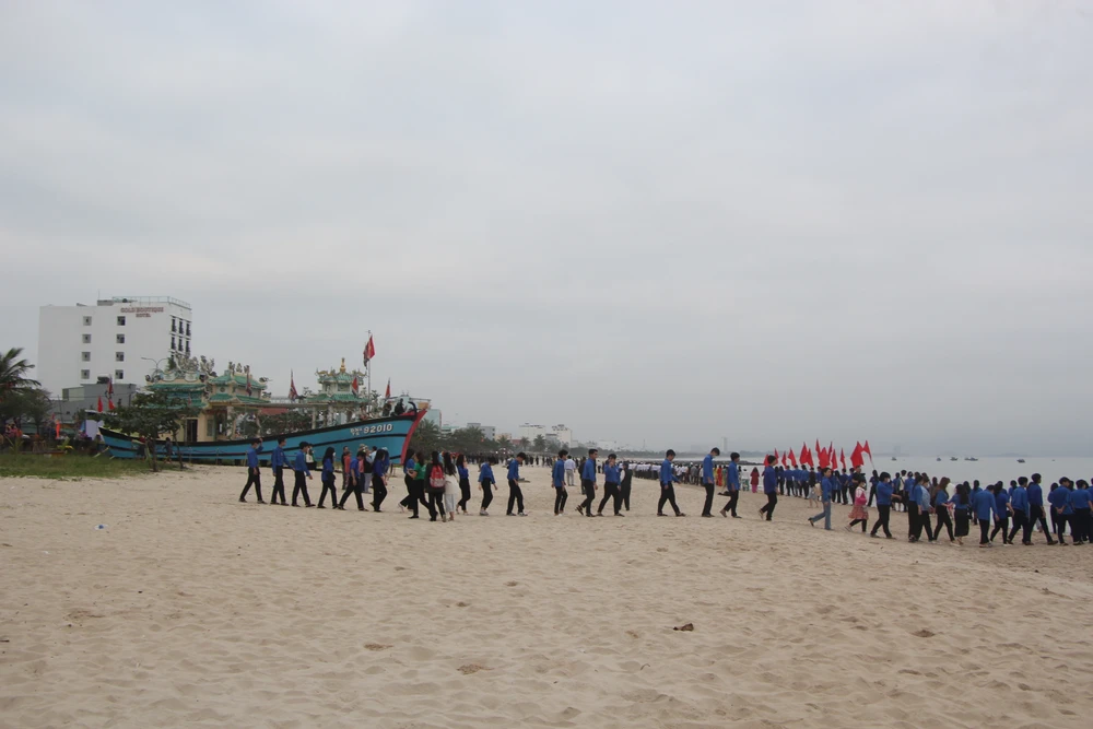 Mời “Ông” về chứng giám lòng thành của ngư dân. Ảnh: NGÔ QUANG