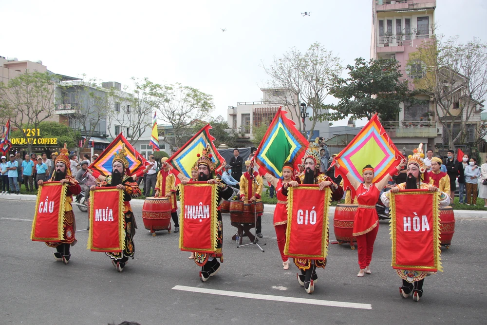 Đánh trống khai mạc lễ hội. Ảnh: NGÔ QUANG