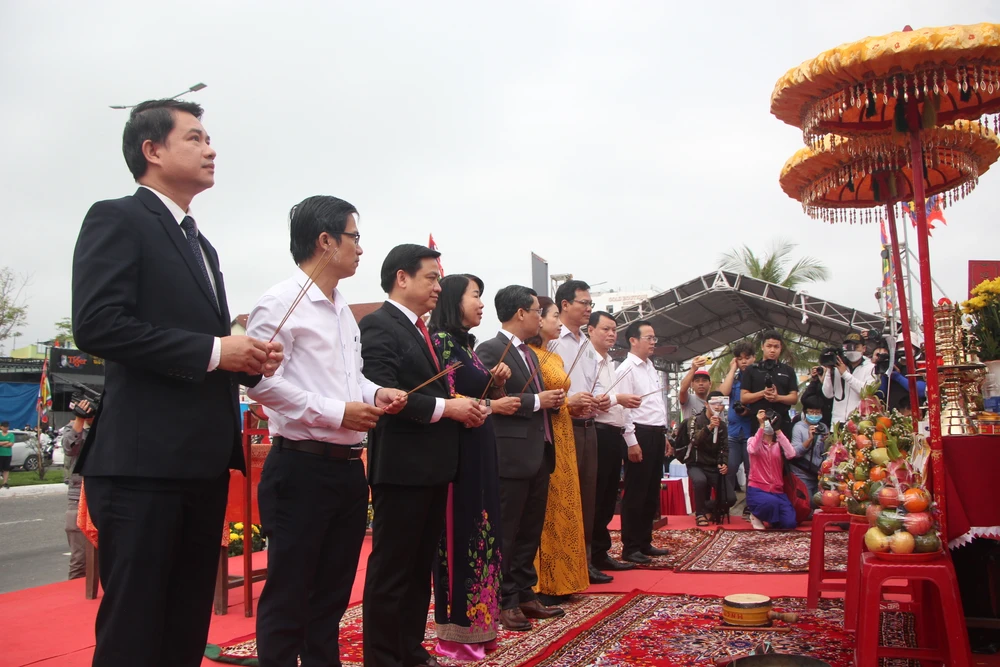 Cán bộ, lãnh đạo tiến hành dâng hương. Ảnh: NGÔ QUANG