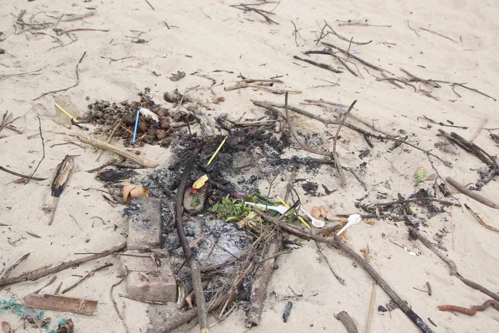 "Bãi chiến trường" để lại trên bãi cát ghềnh đá Nam Ô. Ảnh: NGÔ QUANG
