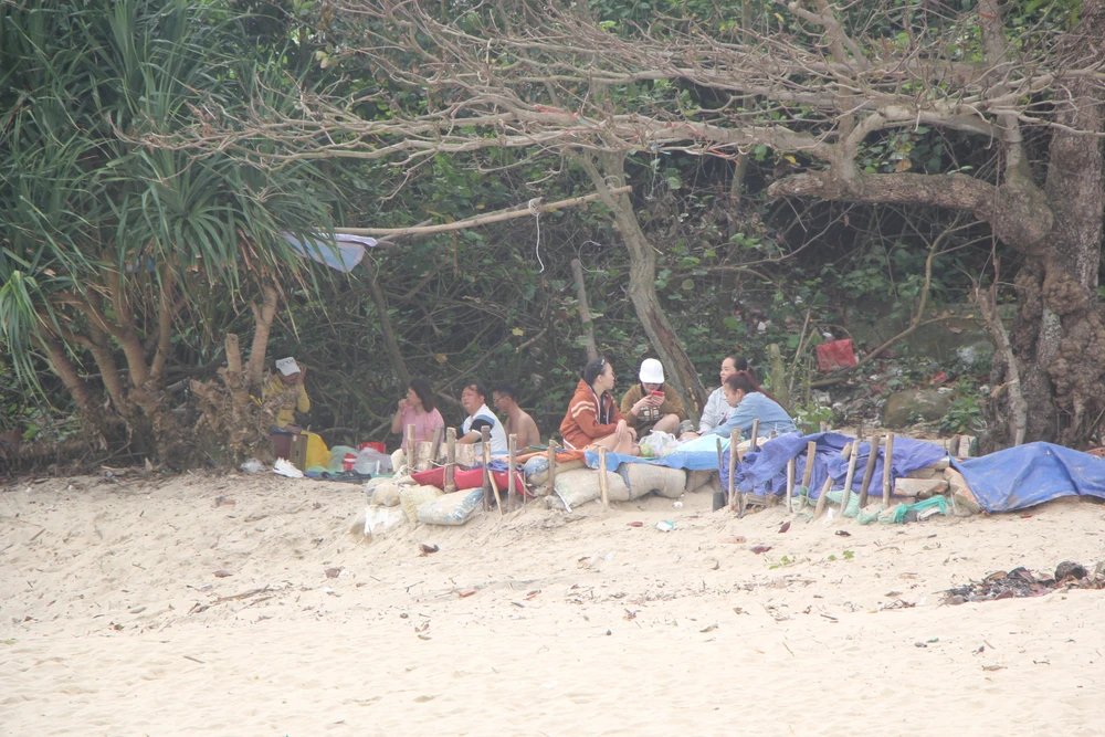 Bãi rêu Nam Ô là điểm du lịch tự phát, diễn ra trong thời gian ngắn theo mùa rêu mọc nên chưa có đơn vị quản lý. Ảnh: NGÔ QUANG