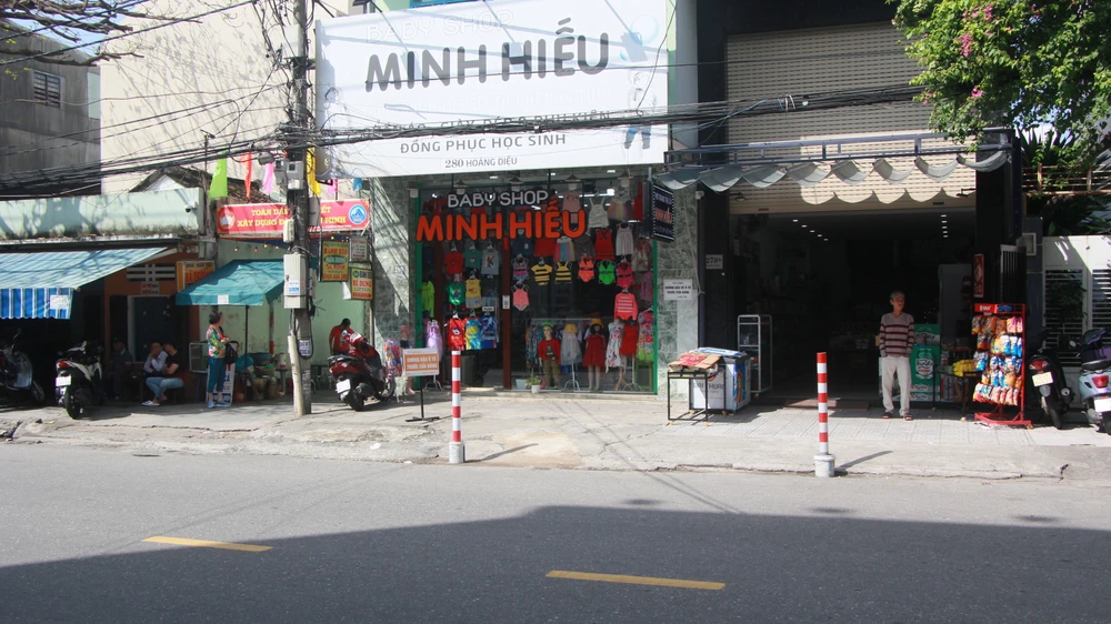 Có nơi còn làm các trụ cảnh báo để không cho đậu xe. Ảnh: NGÔ QUANG Có nơi còn làm các trụ cảnh báo để không cho đậu xe. Ảnh: NGÔ QUANG