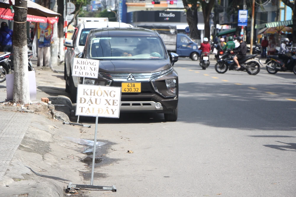 Các hộ kinh doanh đặt biển cấm đậu xe tại đường Hoàng Diệu. Ảnh: NGÔ QUANG Các hộ kinh doanh đặt biển cấm đậu xe tại đường Hoàng Diệu. Ảnh: NGÔ QUANG
