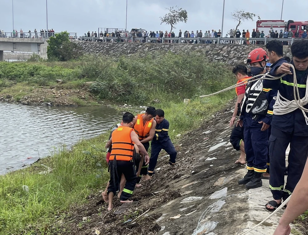 Sau 60 phút, thi thể nạn nhân đã được tìm thấy dưới sông. Ảnh: CA Sau 60 phút, thi thể nạn nhân đã được tìm thấy dưới sông. Ảnh: CA