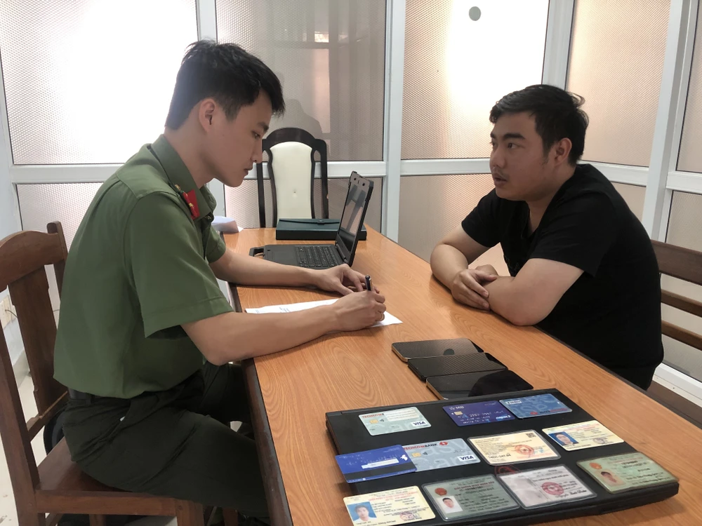 Hoàng Nhật Tân tại cơ quan điều tra.Ảnh: CA