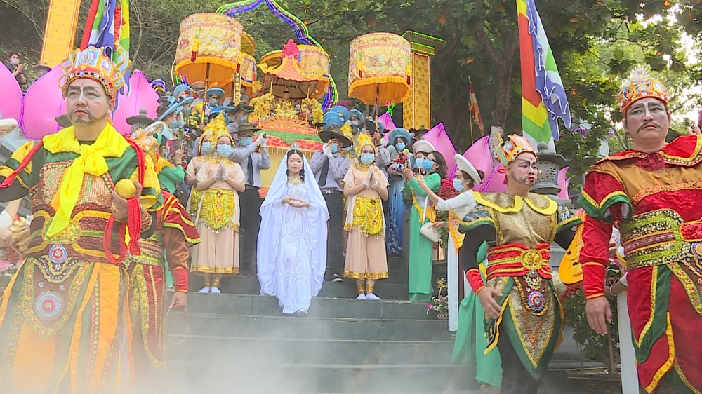 Lễ chính thức của lễ hội Quán Thế Âm là lễ vía Bồ Tát Quán Thế Âm diễn ra vào 7 giờ ngày 10-3. Ảnh: NGÔ QUANG