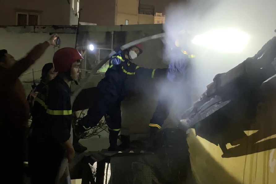 Lực lượng chữa cháy dập lửa tại K325/H99/18 đường Hùng Vương. Ảnh: CA