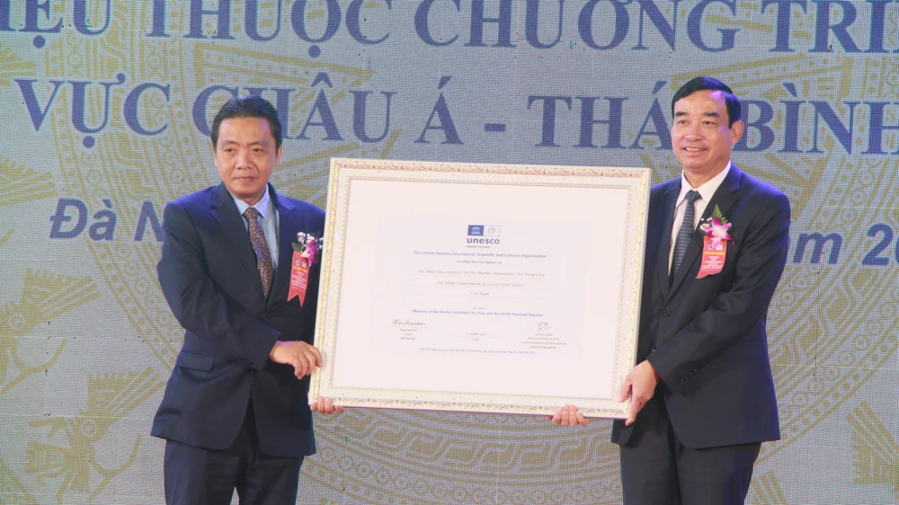 Thứ trưởng Bộ Văn hóa, Thể thao và Du lịch Hoàng Đạo Cương trao bằng công nhận Ma Nhai cho Chủ tịch UBND thành phố Đà Nẵng Lê Trung Chinh. Ảnh: NGÔ QUANG