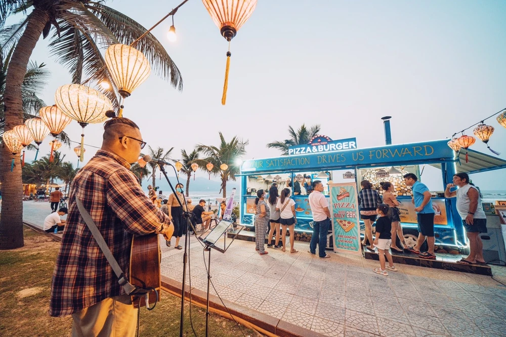 Tổ hợp phố du lịch Mỹ An - An Thượng sôi động ban ngày lẫn ban đêm.Ảnh: BQL