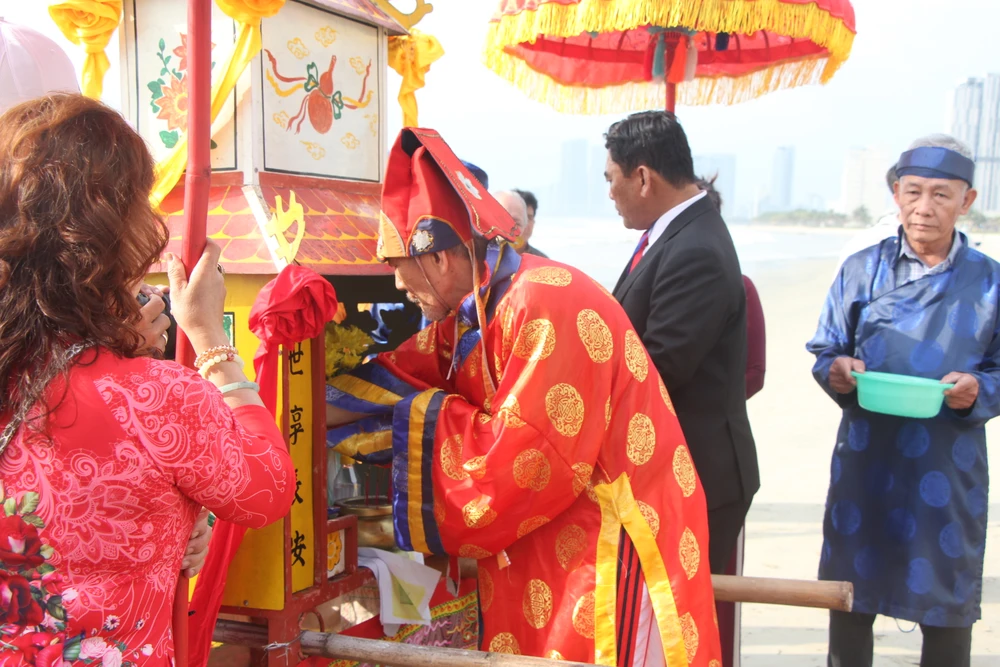 Lễ nghinh thần được tổ chức trang nghiêm với lễ rước trên biển, lễ cúng, đọc văn tế mời thủy thần chứng giám lòng thành của ngư dân.