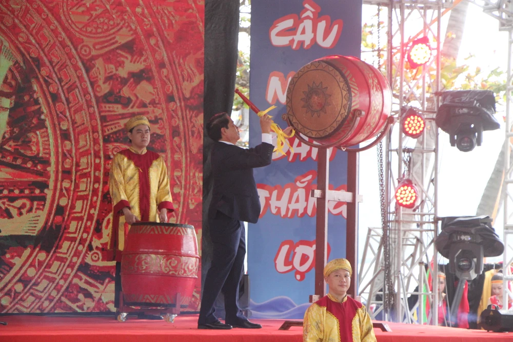Ông Huỳnh Văn Hùng, Phó chủ tịch quận Sơn Trà đánh trống khai mạc lễ hội.