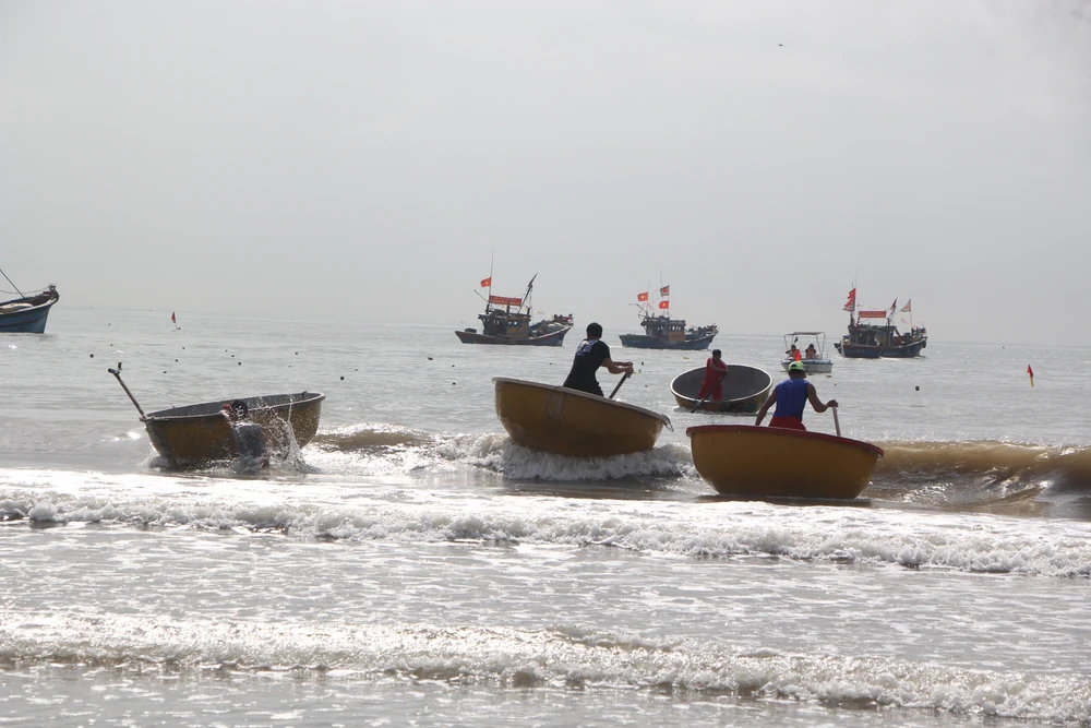 Phần hội mang đậm tính dân gian của làng chài như: đua thúng, lắc thúng.