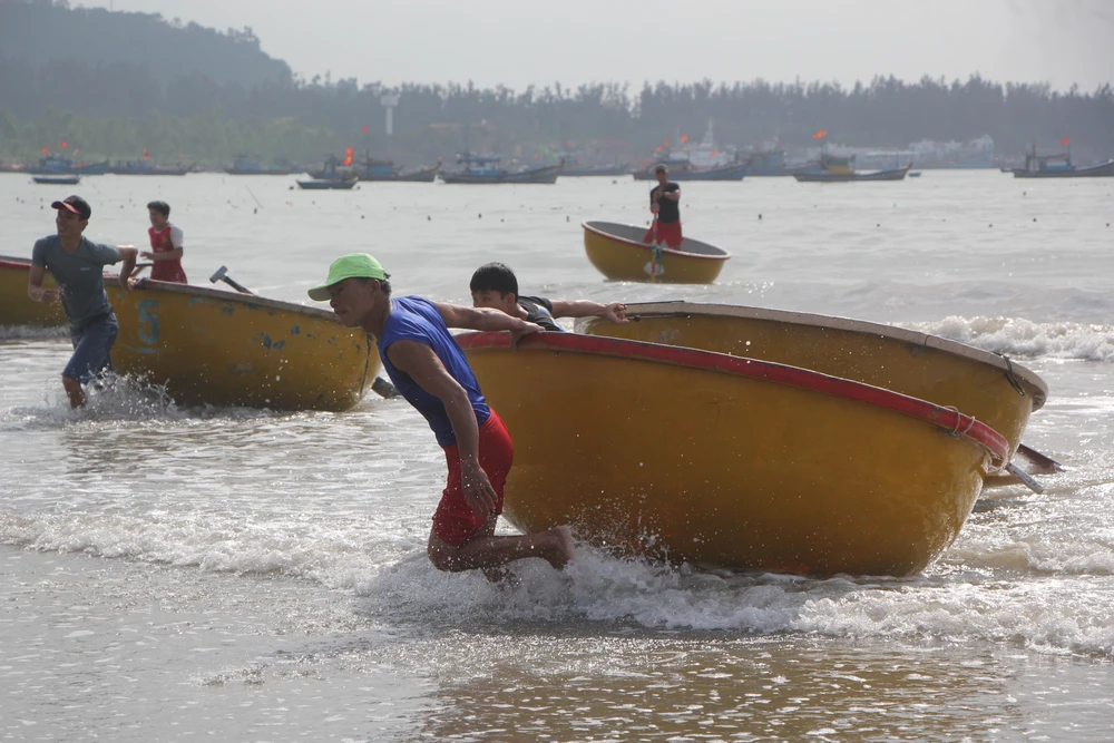 Các ngư dân đang tranh tài đua thúng.