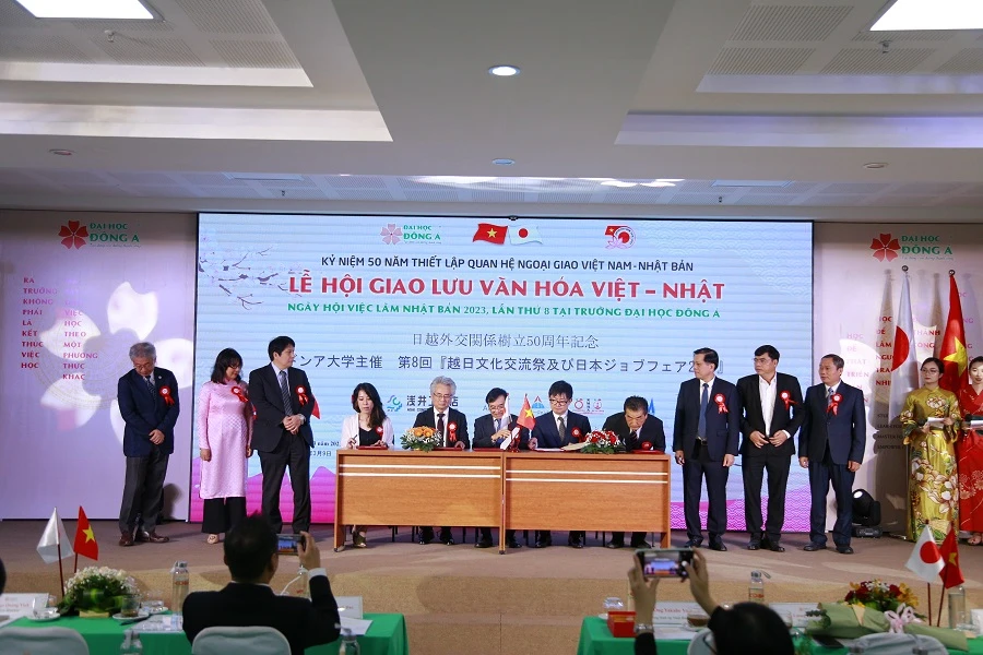 Ký kết hợp tác tại Ngày hội việc làm Nhật Bản 2023. Ảnh: NVCC