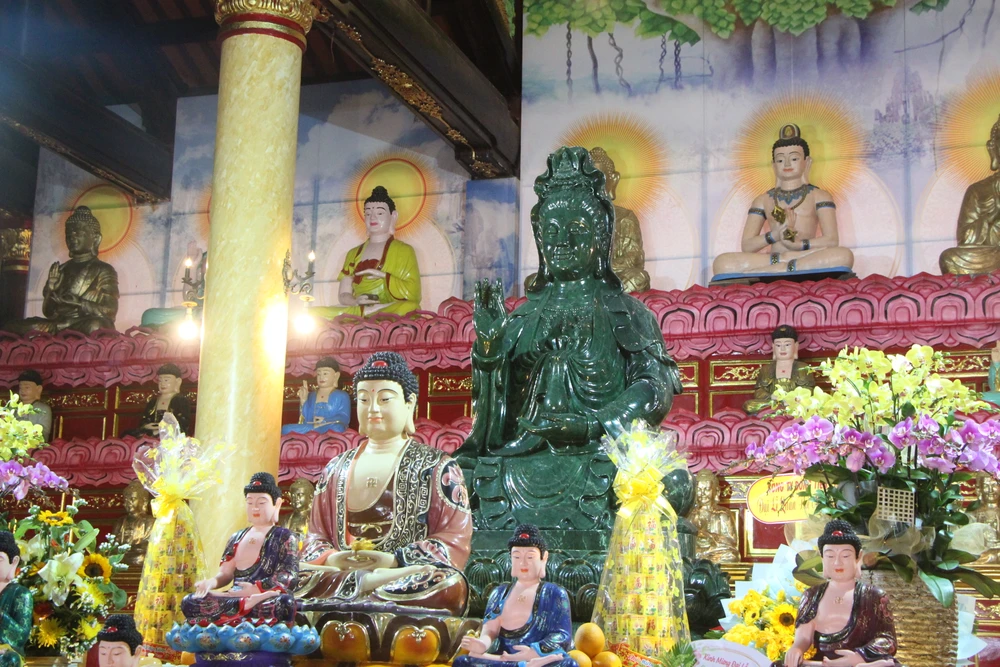 Tượng Phật Quán Thế Âm tư thế ngồi bằng ngọc Nephrite kỷ lục Việt Nam tại chùa Quan Thế Âm.