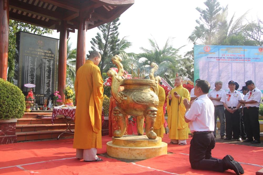 Ban liên lạc Bộ đội Trường Sa tại TP Đà Nẵng (giai đoạn 1984 - 1988) tổ chức lễ dâng hương, tưởng niệm 64 liệt sĩ hy sinh trong sự kiện Gạc Ma.Ảnh: NGÔ QUANG