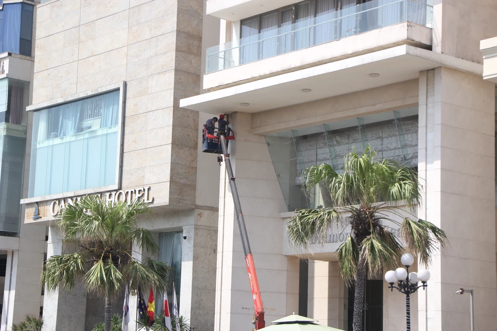 Một số khách sạn dọc đường Võ Nguyên Giáp, TP Đà Nẵng đang tân trang lại để đón du khách Trung Quốc. Ảnh: NGÔ QUANG