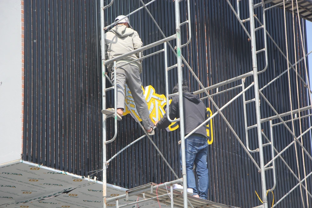 Một cửa hàng trên đường Võ Nguyên Giáp làm lại bảng hiệu tiếng Trung Quốc để đón khách.Ảnh: NGÔ QUANG