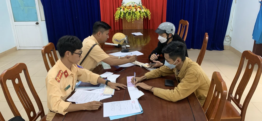 Trạm Cảnh sát giao thông cửa ô Hòa Hiệp kiểm tra 15 trường hợp.Ảnh: CA