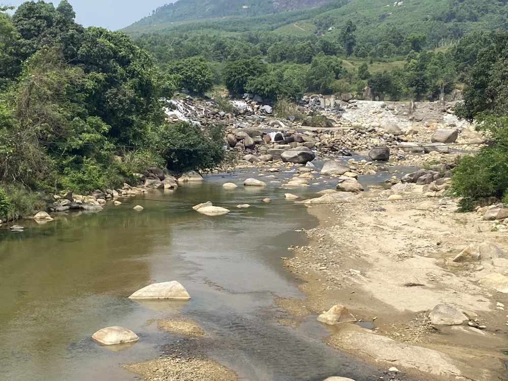 Sông Luông Đông cạn kiệt nước khi mùa khô chưa tới.Ảnh: NGÔ QUANG