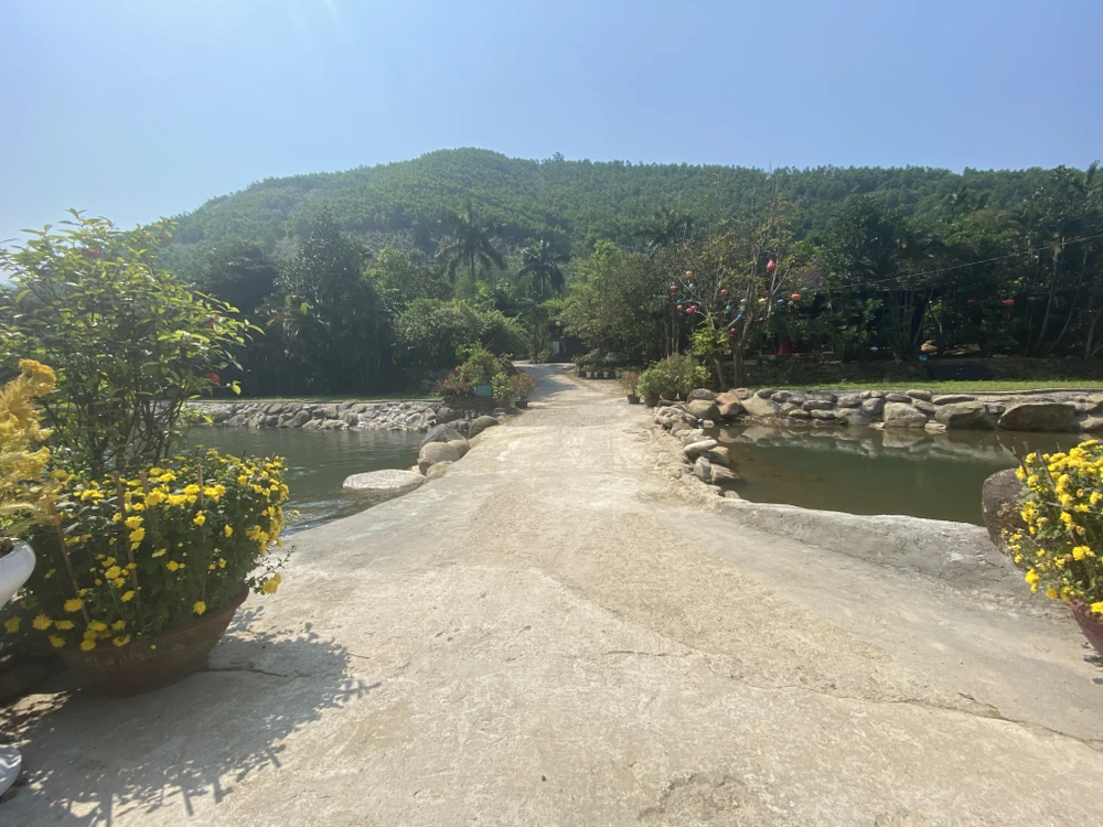 Đường đi vào khu du lịch Green World Glamping.Ảnh: NGÔ QUANG