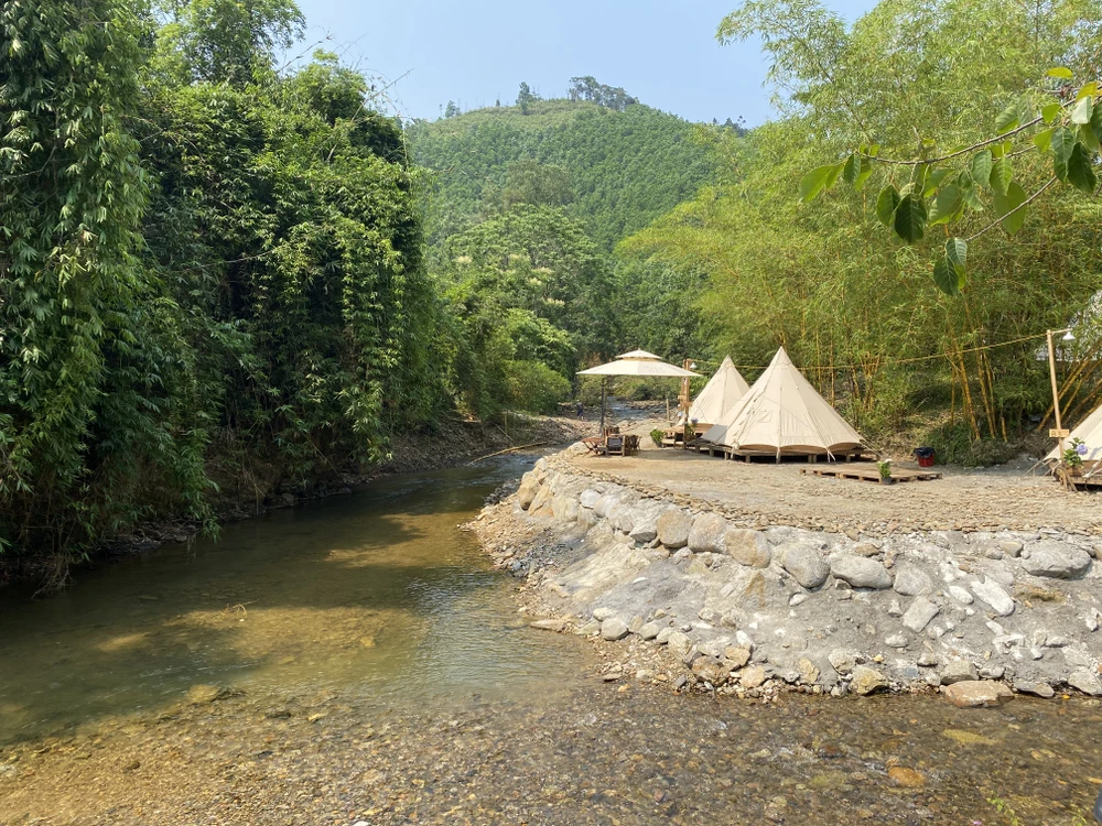 Tại khu cắm trại này có nhiều khu vực bị bê tông hóa, làm đê kè kiên cố hai bên.Ảnh: NGÔ QUANG