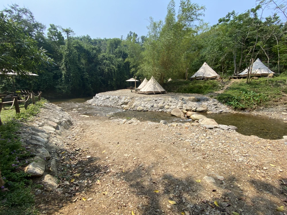 Nhiều khu vực được đổ đất đá, bê tông san nền.Ảnh: NGÔ QUANG