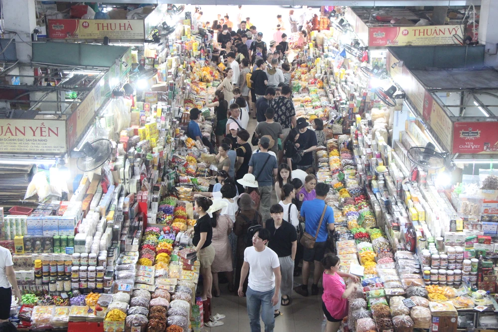 Chợ Hàn địa điểm thu hút du khách quốc tế.Ảnh: NGÔ QUANG