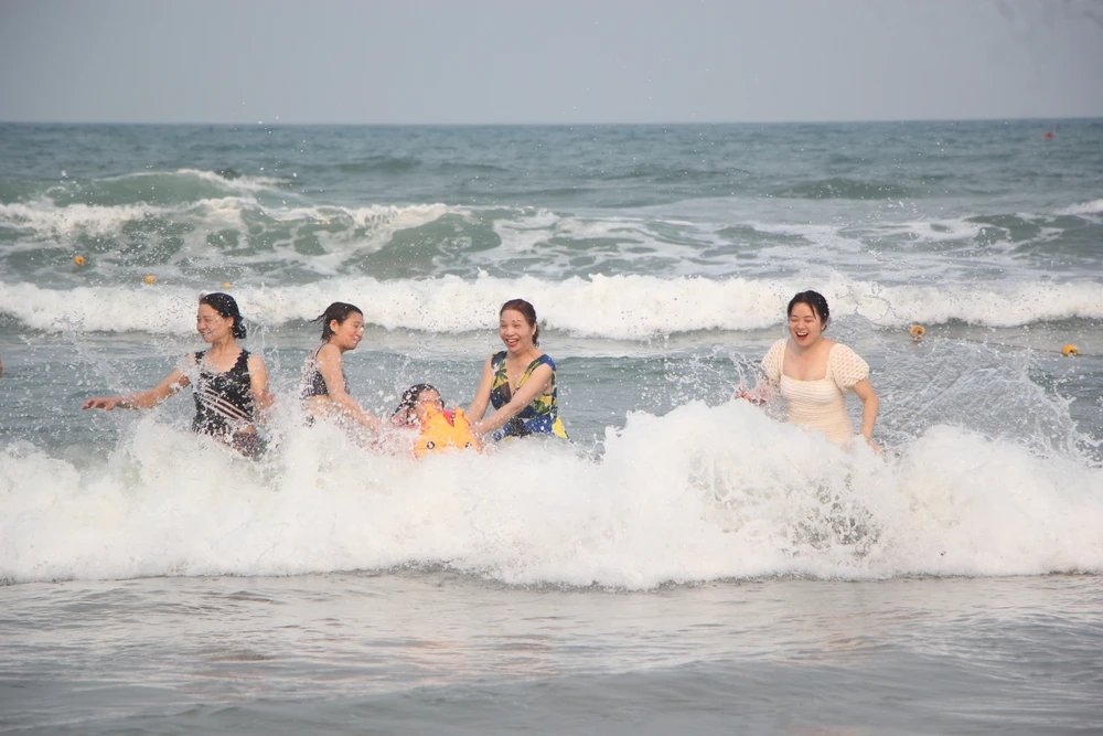 Bãi biển Đà Nẵng vẫn là địa điểm ghi nhận thu hút đông du khách nhất.Ảnh: NGÔ QUANG