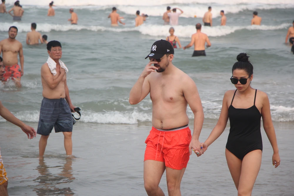 Đến với biển Đà Nẵng, người dân, du khách thích thú tận hưởng sự sạch sẽ của bãi biển và vui vẻ đắm mình trong làn nước biển mát lạnh.