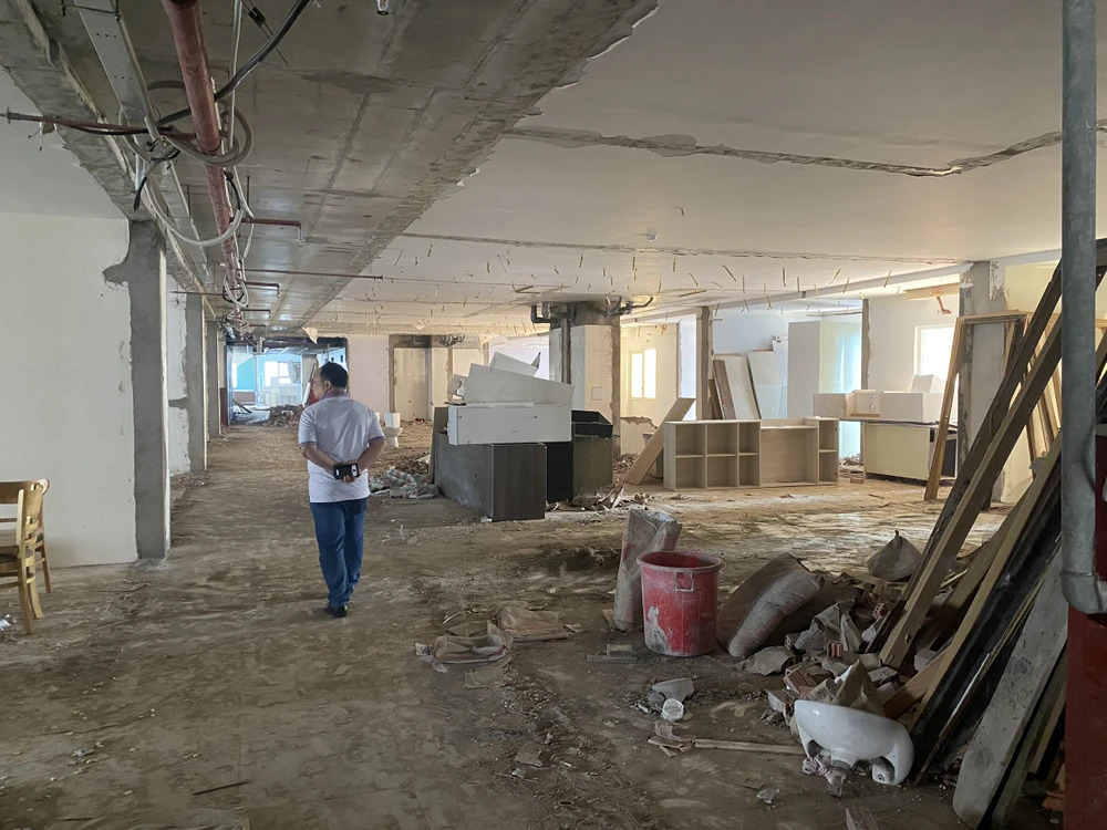 Từ tầng 2 đến tầng 5 chủ đầu tư đã tháo dỡ gần hết.Ảnh: NGÔ QUANG