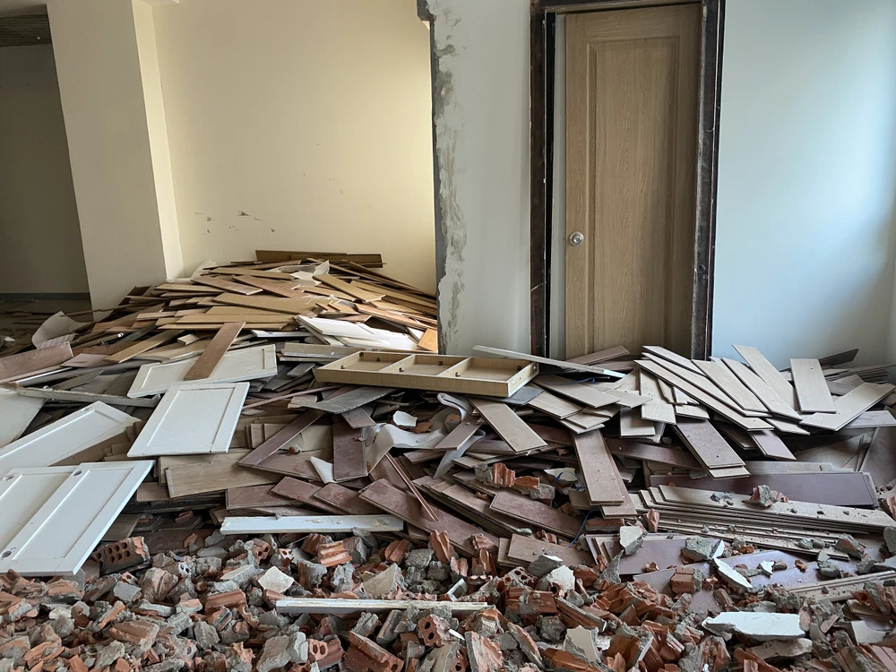 Tầng 2 chung cư đang được các công nhân tiếp tục dọn dẹp.Ảnh: NGÔ QUANG