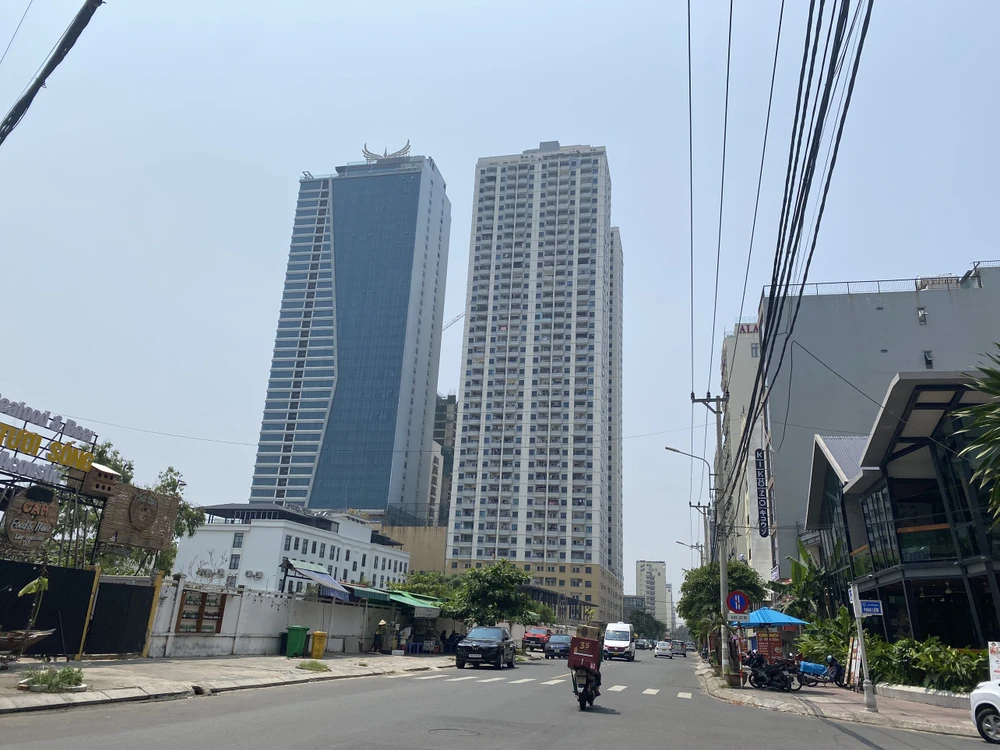 Dự án tổ hợp khách sạn Mường Thanh và căn hộ cao cấp Sơn Trà.Ảnh: NGÔ QUANG