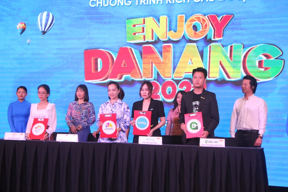 Ký kết đồng hành triển khai chương trình kích cầu du lịch Đà Nẵng của Trung tâm Xúc tiến du lịch với các đơn vị truyền thông.Ảnh: NGÔ QUANG