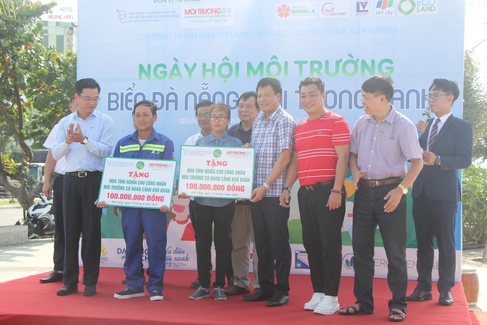 Các đơn vị trao tặng 2 căn nhà tình nghĩa (mỗi căn trị giá 100 triệu đồng) cho công nhân vệ sinh môi trường Đà Nẵng có hoàn cảnh khó khăn.Ảnh: NGÔ QUANG