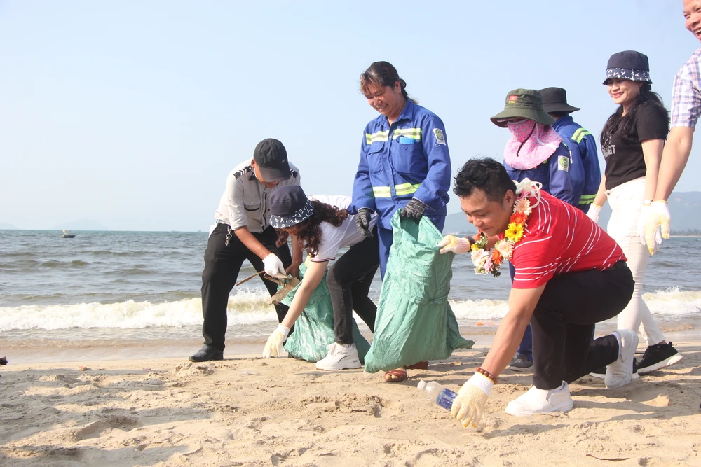 Diễn viên Lý Hùng tham gia dọn vệ sinh môi trường tại nhiều điểm dọc tuyến biển Nguyễn Tất Thành.Ảnh: NGÔ QUANG