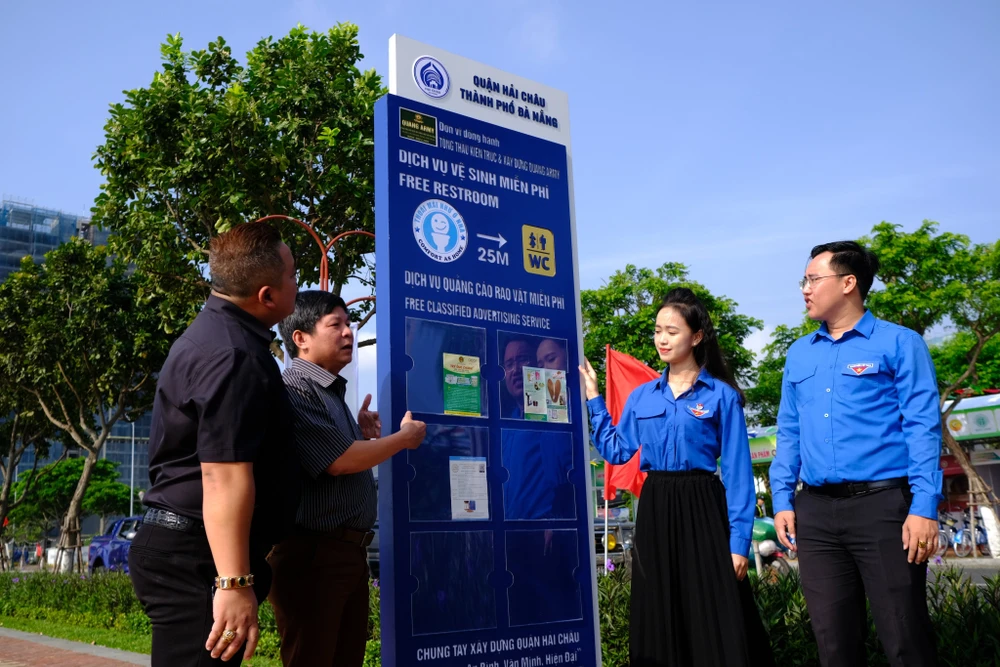 Quận Hải Châu gắn standee chỉ dẫn nhà vệ sinh công cộng kết hợp các điểm quảng cáo rao vặt miễn phí.Ảnh: HC
