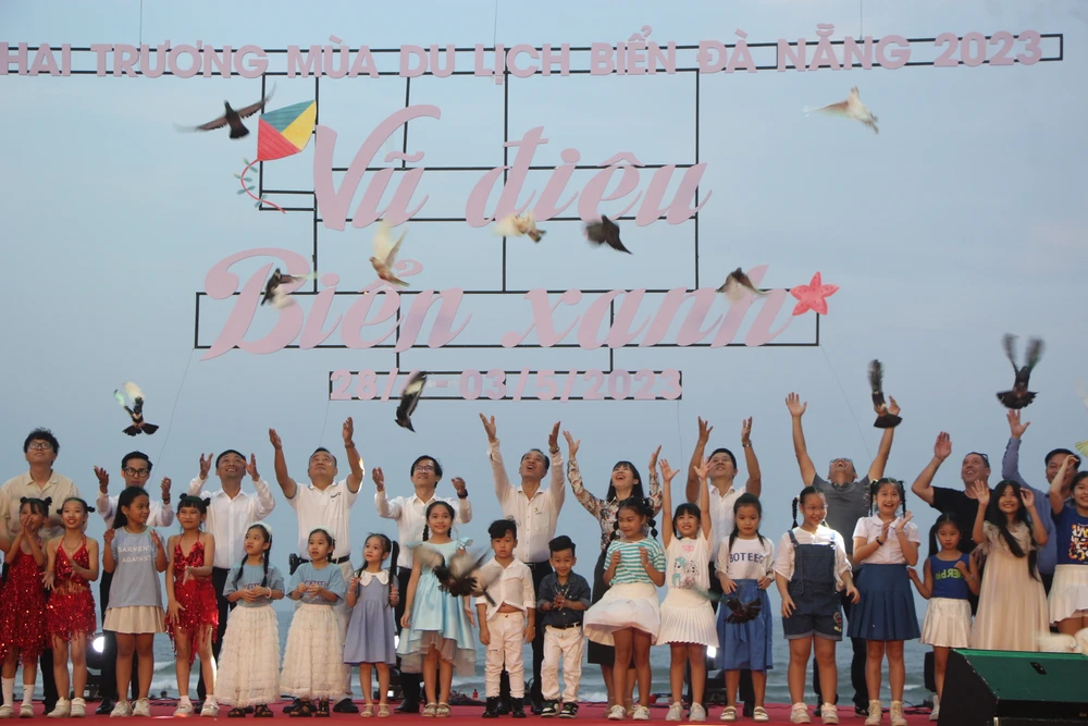 Thả chim bồ câu khai mạc chương trình “Khai trương mùa du lịch Biển”.Ảnh: NGÔ QUANG