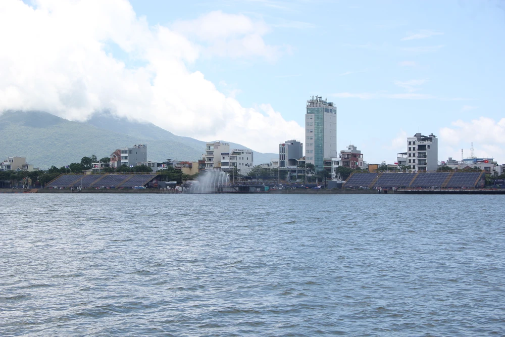 Khán đài năm nay có quy mô hơn 5.000 chỗ ngồi, với 3 phân khu với 8 khu vực, tổng diện tích khoảng 9.500m2.Ảnh: NGÔ QUANG