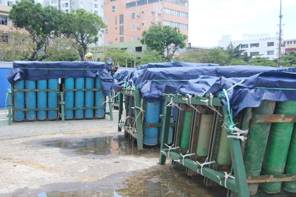 Vài ngày qua xuất hiện mưa nên ban tổ chức đã bọc kín các ống pháo lại.Ảnh: NGÔ QUANG
