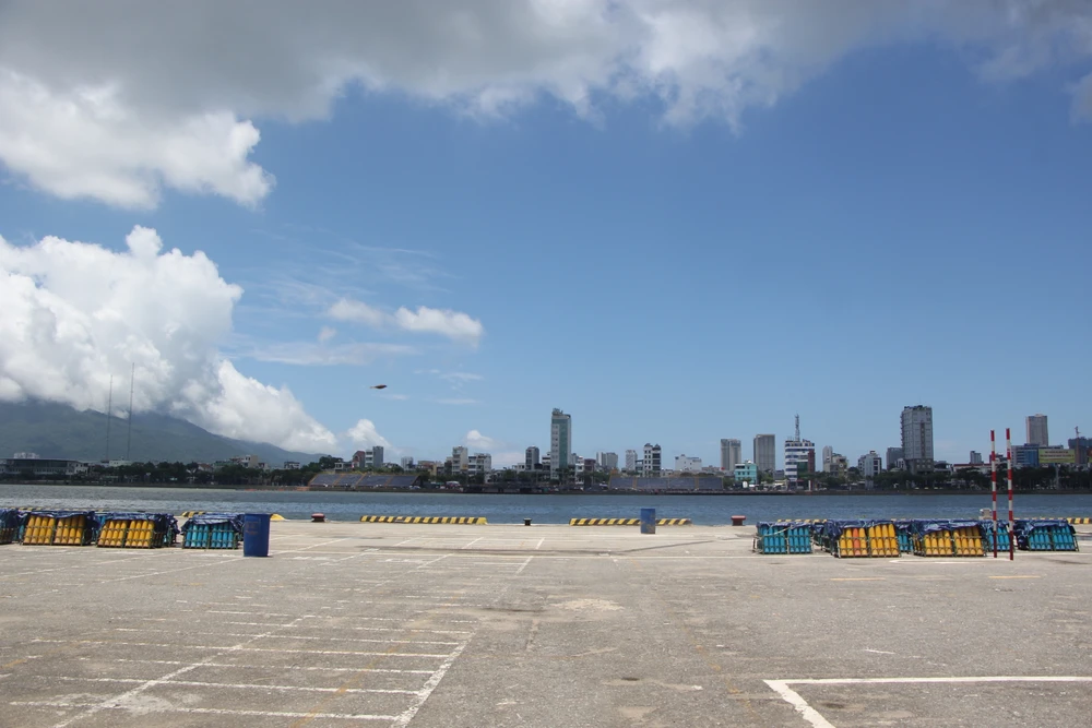 Sân khấu ở bờ đông sông Hàn - phía đường Trần Hưng Đạo đã hoàn thành hơn 98%.Ảnh: NGÔ QUANG