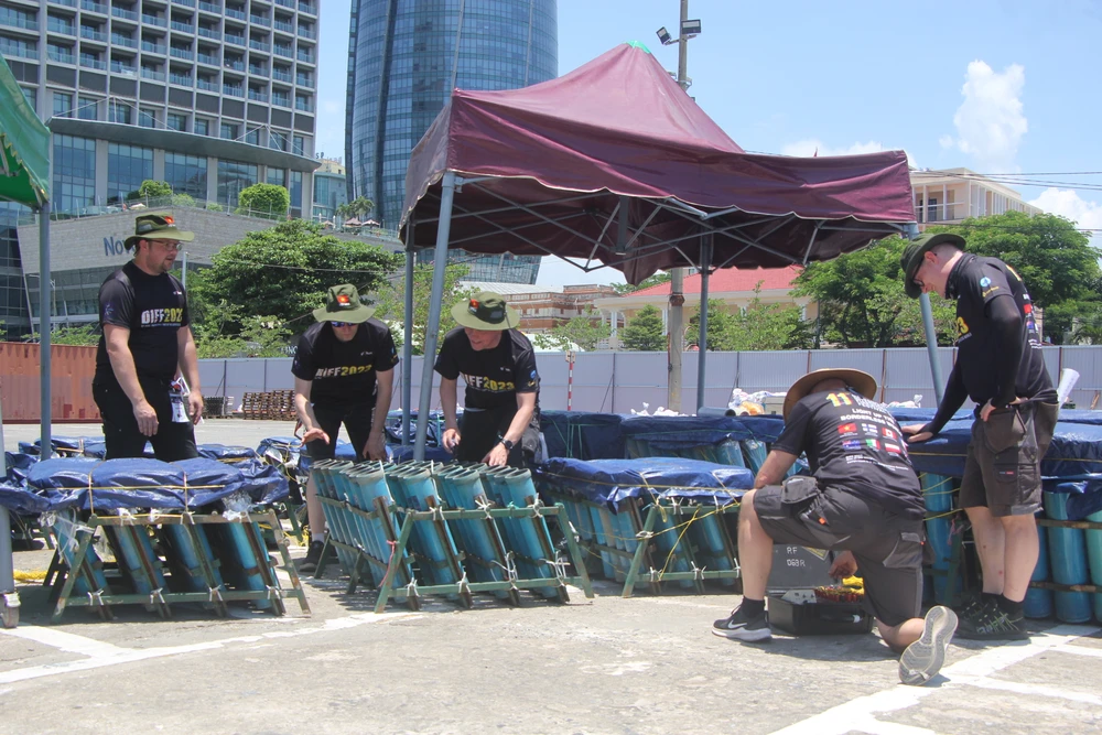 Các thành viên trong đội Phần Lan đang kiểm tra lại lần cuối.Ảnh: NGÔ QUANG