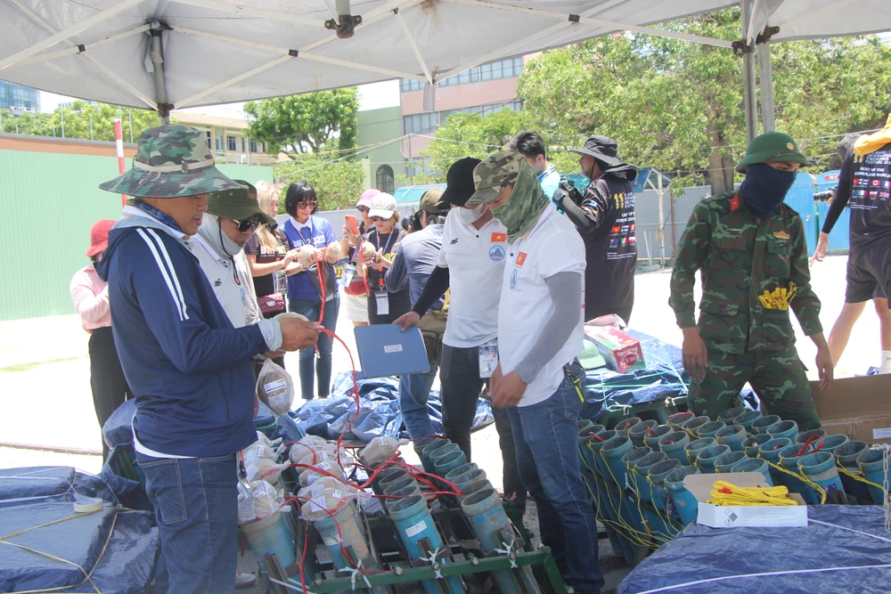 Đội Việt Nam sử dụng khoảng 4.500 pháo các loại. Ảnh: NGÔ QUANG