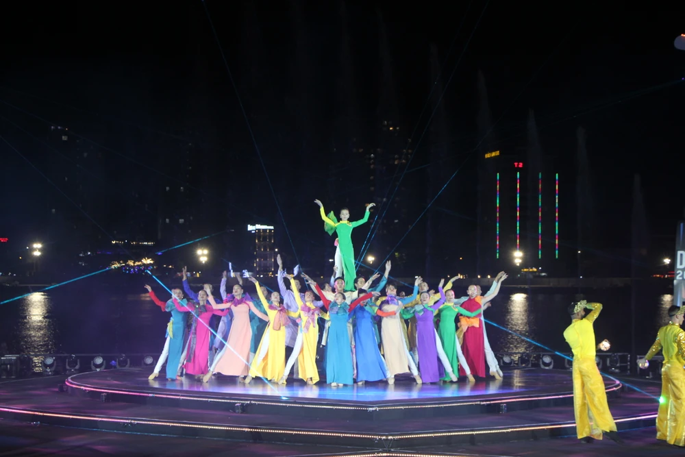 Các nghệ sĩ Nhà hát Trưng Vương.Ảnh: NGÔ QUANG