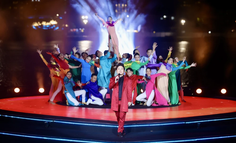 Nhiều tiết mục văn nghệ đặc sắc ngay tại đêm khai mạc. Ảnh: NGÔ QUANG