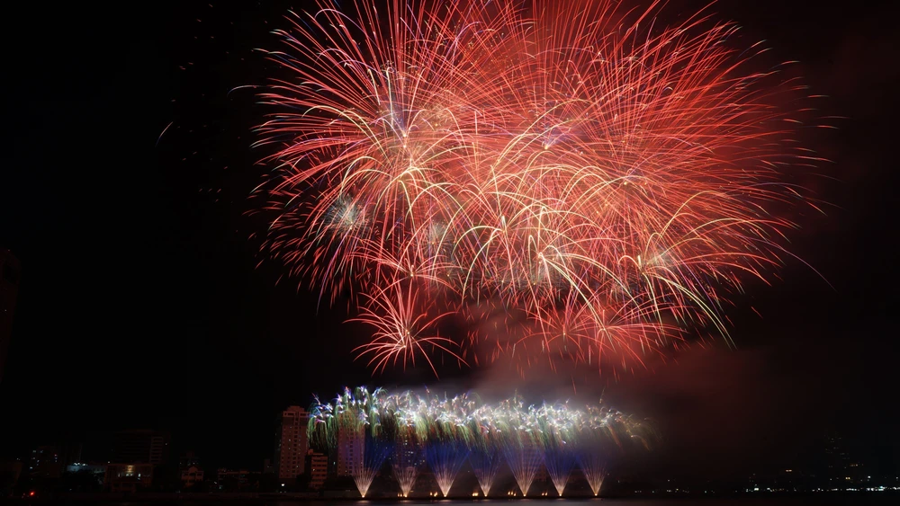 Đội Việt Nam sử dụng 4.500 viên pháo các loại trong đêm khai mạc.Ảnh: NGÔ QUANG