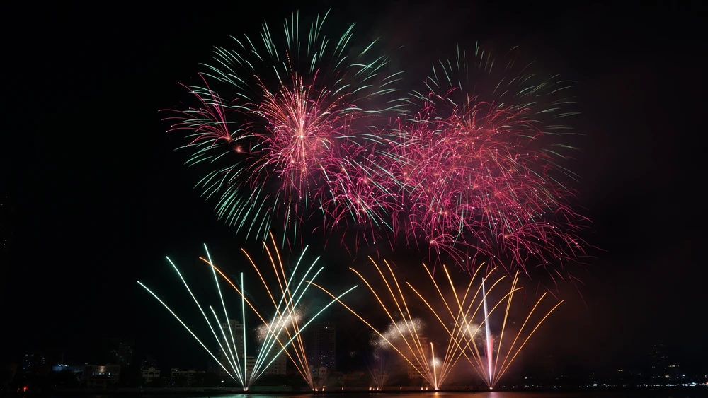 Màn trình diễn pháo hoa của đội Việt Nam. Ảnh: NGÔ QUANG